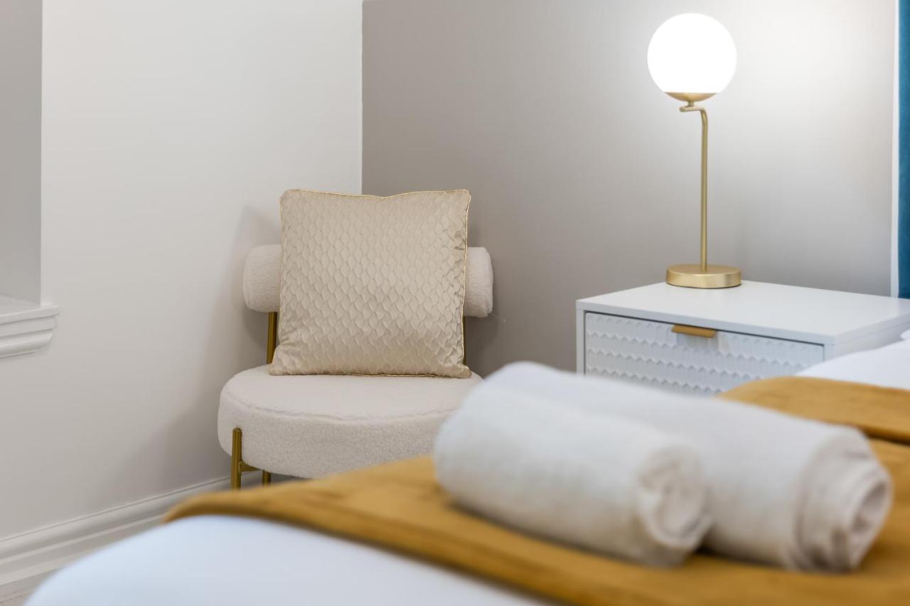 Warstone Suite-Luxury 2-Bedroom Flat, Parking, WiFi, Netflix, Central Location - Chambres d’hôtes Birmingham