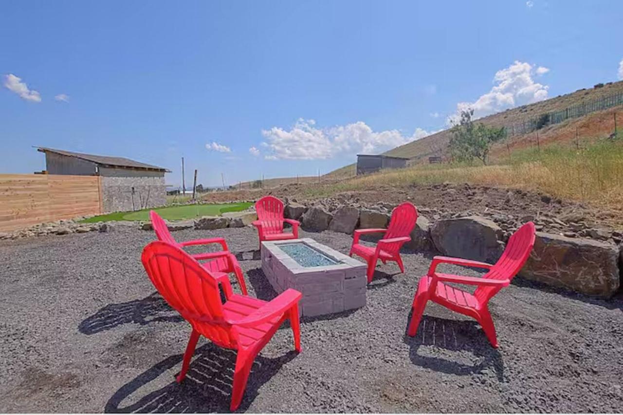 Ranch Retreat Sleeps 16 VIEWS Hot tub Gas Firepit - Chambres d’hôtes Ellensburg