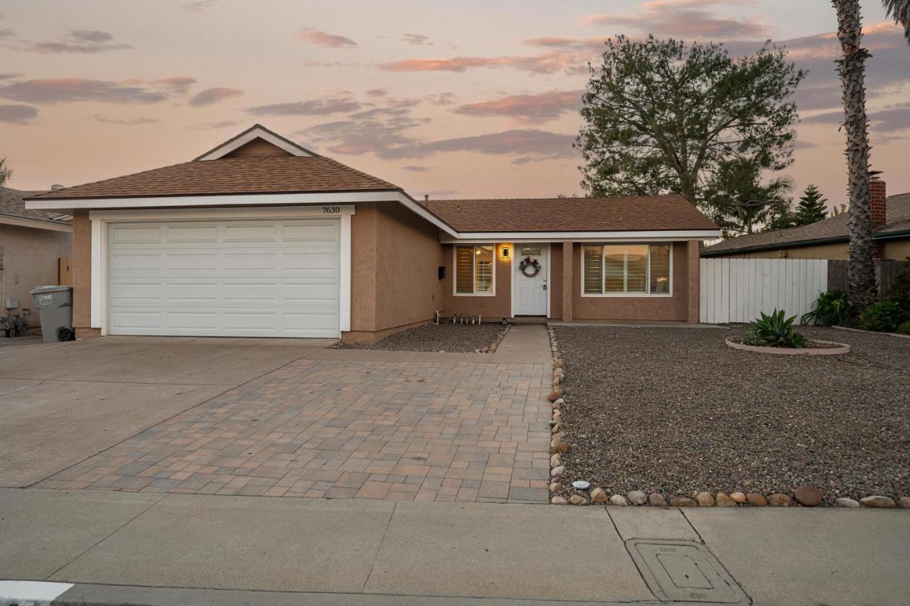 Entire Private House with Gated Yard, Garage, 4-Beds, Golf, Mira Mesa, 3 Bedrooms 2 Bathrooms, Available Now - Chambres d'hôtes San Diego