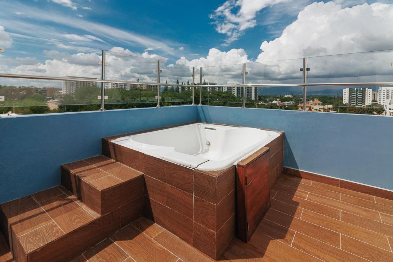 Exclusive Top-Floor Penthouse with Jacuzzi - BlueCasas - B&B Santiago de los Caballeros