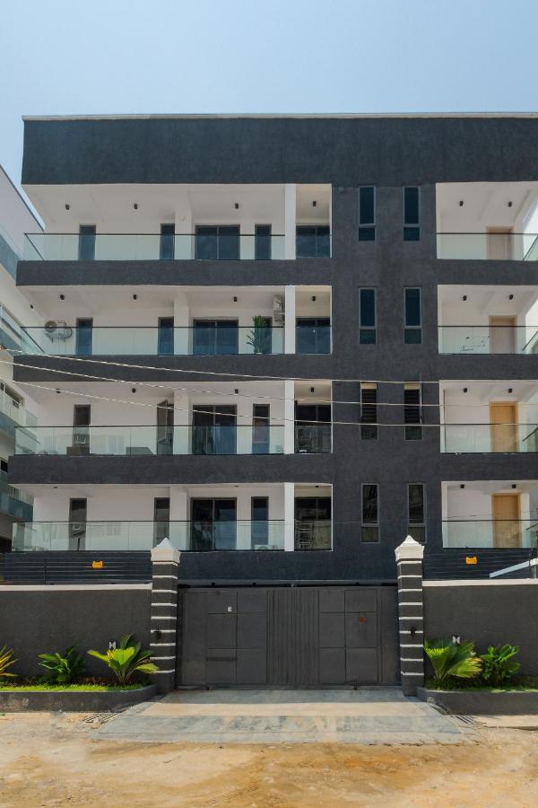Luxurious modern condo with 24hrs Power, high-speed WiFi, Plush bedding, Pool and a PS5 - B&B Lekki