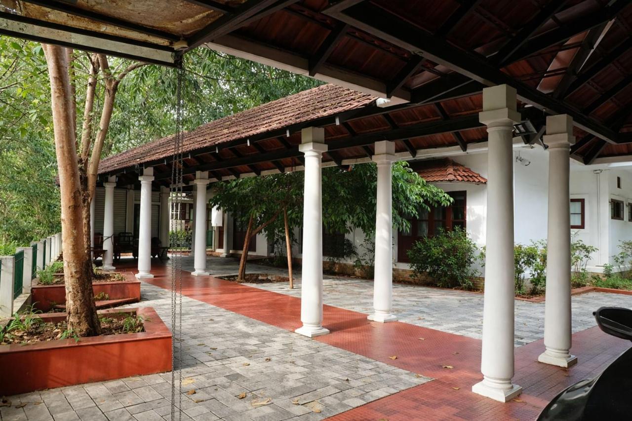 The Retreat Homestay in 5 acre fruit farm near Cochin Airport - B&B Angamāli