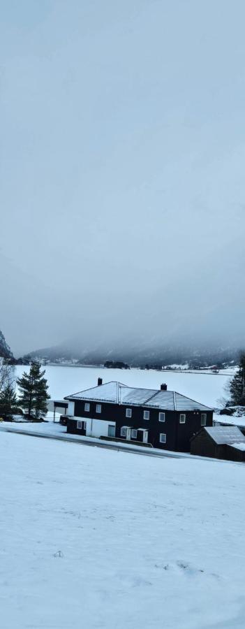Lakeside apartment - Chambres d’hôtes Stryn