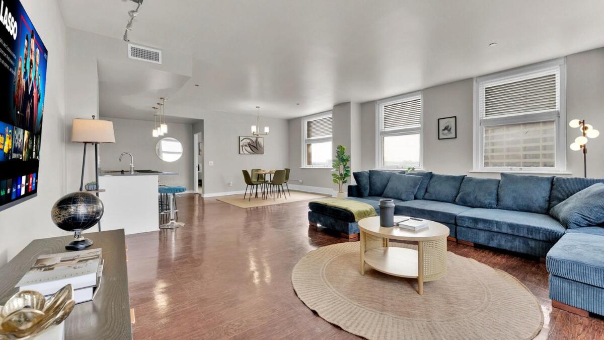HEB04 Spacious & Stylish 2 Bedroom Condo Downtown Fort Worth, Free Parking, Walk to Convention Center - Chambres d'hôtes Fort Worth