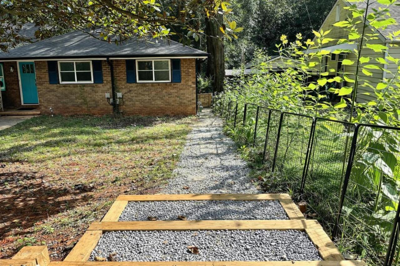 Walkable, 2 King En-Suites, Game Room, EV Charger! - B&B Stone Mountain