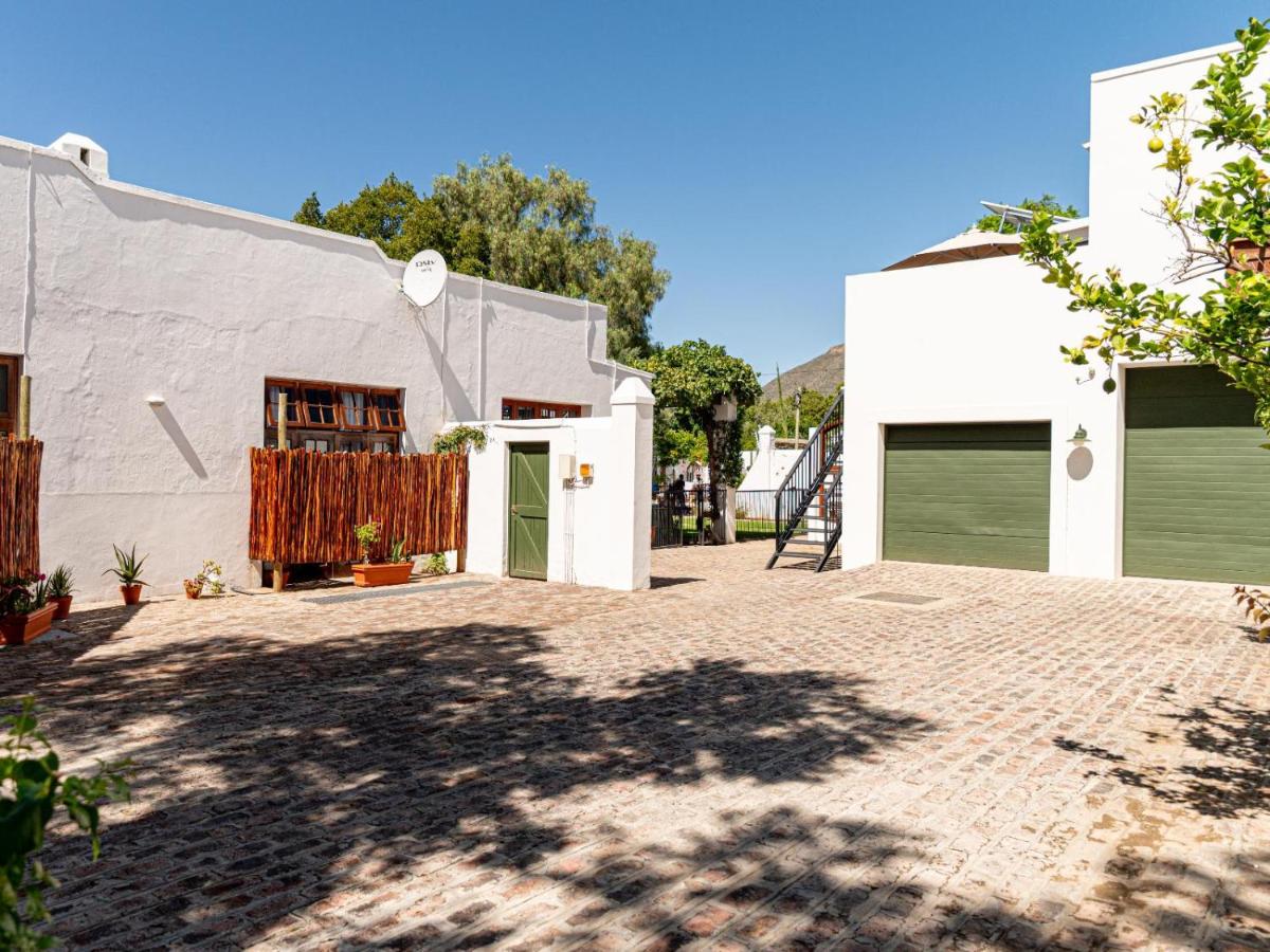 Far Far Away Guesthouse - 4-star Luxury Karoo Escape with Garden, Pool & Personal Touch - Ferienwohnung Graaff-Reinet
