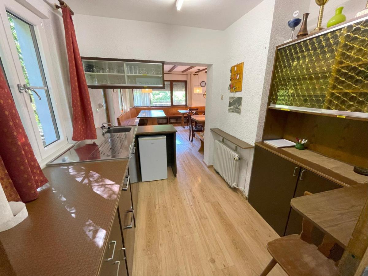 Freizeitheim Wilhelm-Kiefer-Haus mit großem Grundstück, Feuerstelle, Tennisplatz - B&B Bad Wildbad