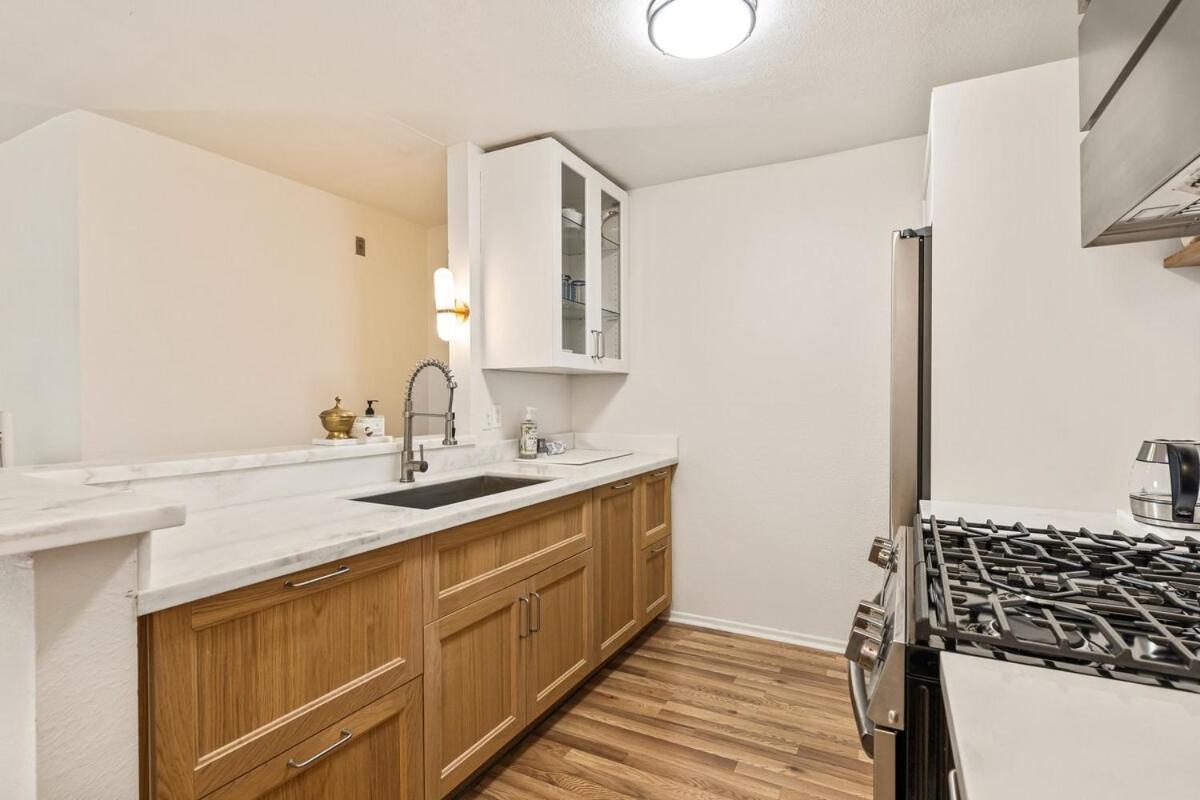 Elegant Luxe Hampton inspo Retreat in Glendale, CA - B&B Glendale