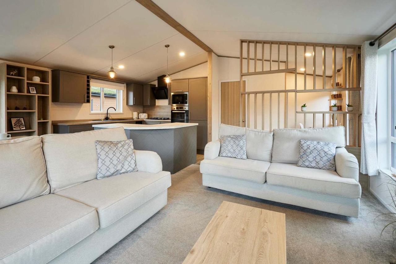 Loki's Retreat Lodge with Hot Tub - Chambres d'hôtes York