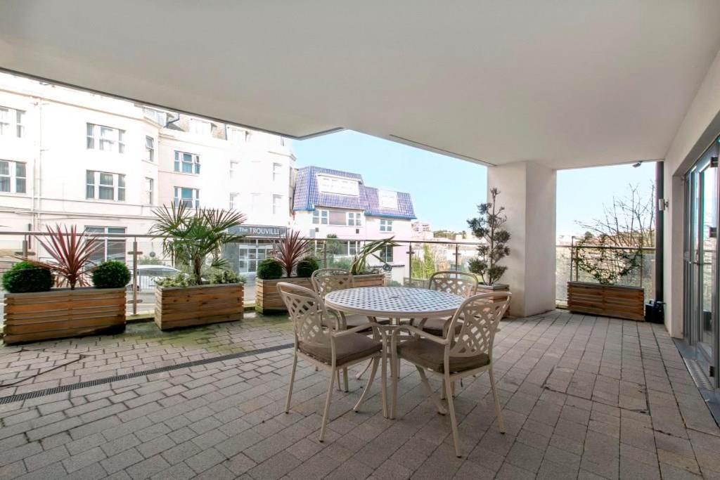 THE BEACH by BOURNECOAST - A Modern Town Centre Apartment with a Terrace and Parking - FM10698 - B&B Bournemouth