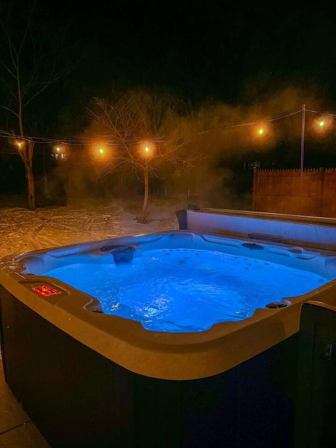 Luxe Spa Cabin: Hot Tub + Sauna + Fire - Bed and Breakfast Pewaukee