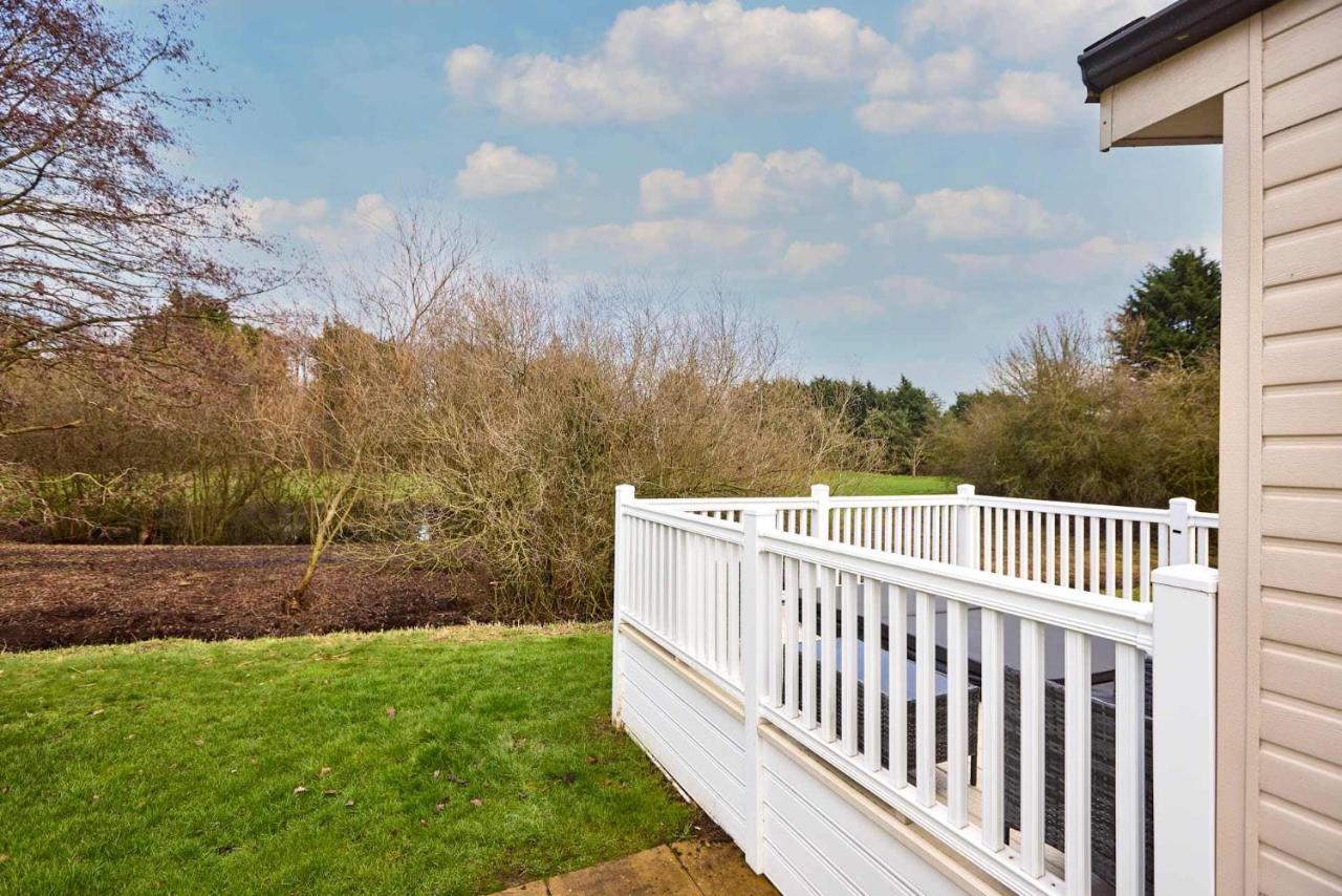 Cedar Lodge With Hot Tub - Bed and Breakfast Pocklington