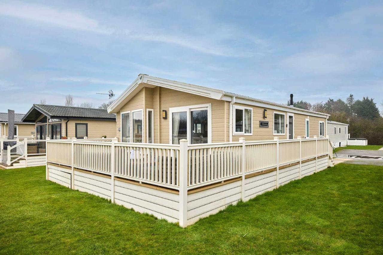 Heathery Lodge with Hot Tub - B&B York