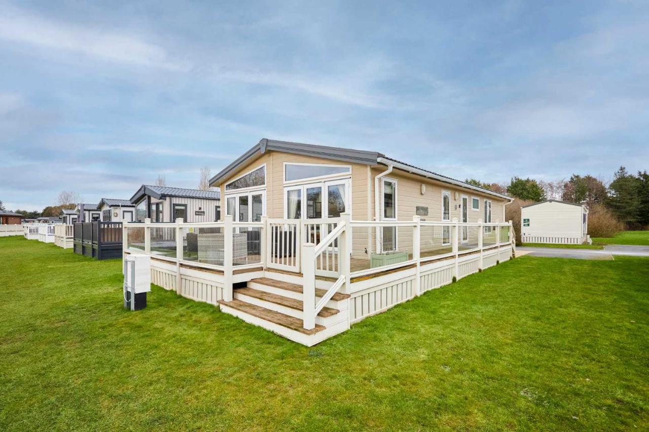 Lakeside Gem with Hot Tub - B&B York