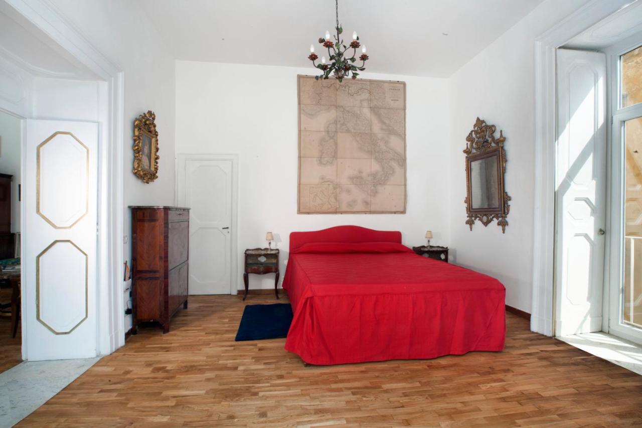 Suite Contè Royal Chiaia - Chambres d'hôtes Naples