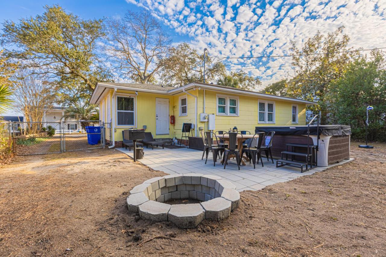 Centrally Located Beachy with Private Hottub, 2 King Beds, Huge Yard, BBQ, Firepit, Yard Games - Ferienwohnung Myrtle Beach