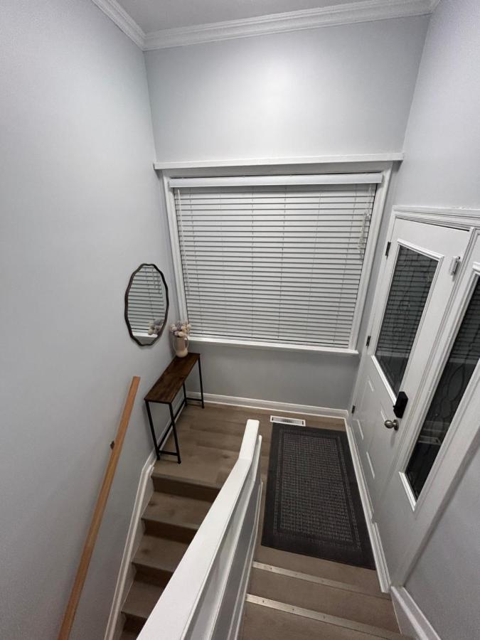 Private & Modern Lower Level Suite - Chambres d'hôtes Toronto