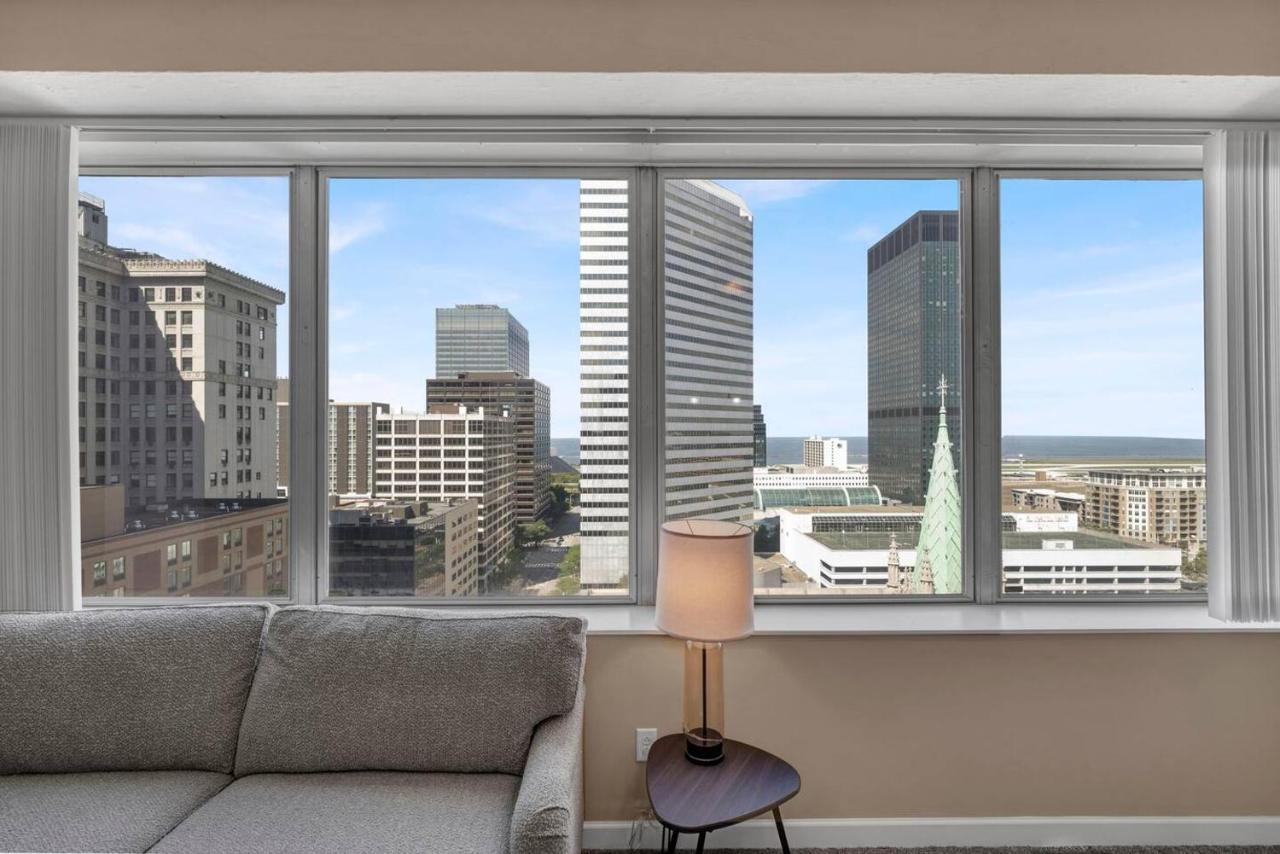 Luxury High-Rise • 18th Floor Condo • Parking $ - Chambres d'hôtes Cleveland