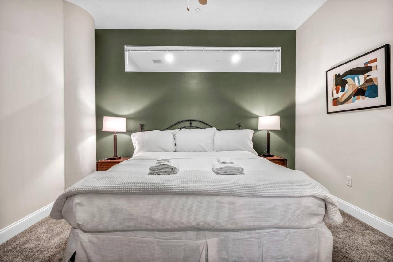 Luxury Condo Heart of Downtown | 98/100 Walk Score - B&B Cleveland