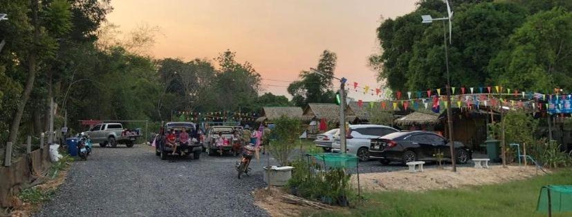 ท่าเดื่อแคมป์ปิ้ง กางเต้นท์เล่นน้ำ ริมแม่น้ำนครนายก