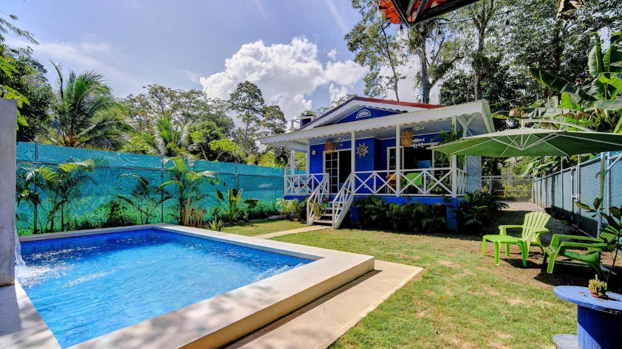 Casa Caribe Azul - Playa Negra 2BR with AC and pool - B&B Puerto Viejo de Sarapiqui