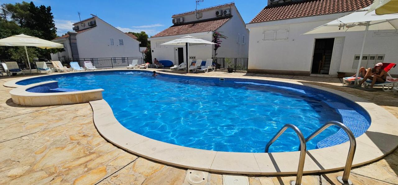 Beach front with Swimming pool, Illyria Resort Apt 101 - B&B Milna