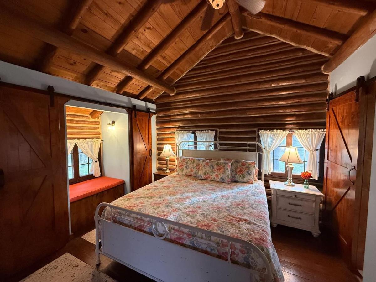 Log Cabin Retreat Two Cabins One Stay - B&B Camdenton