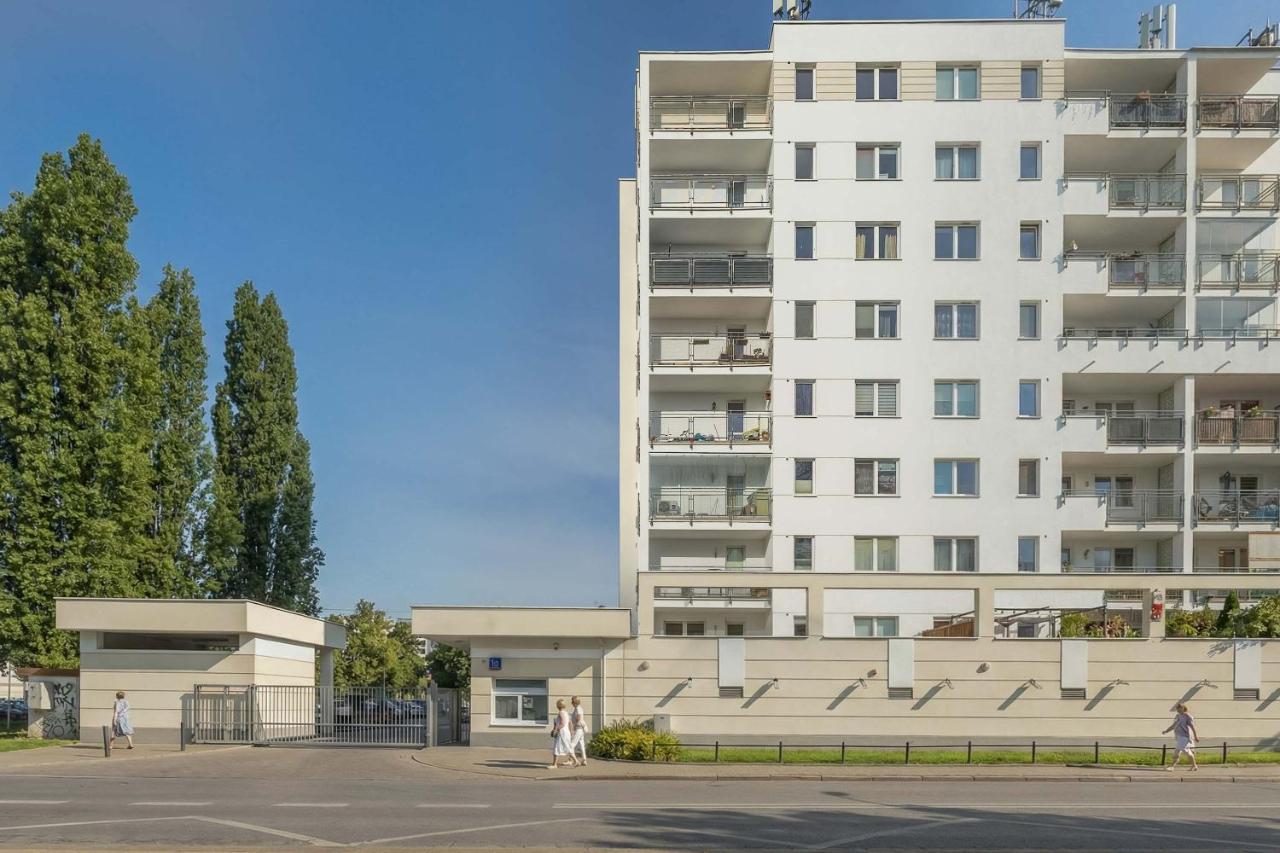 Family Apartment with Parking and Workspace near Metro in Warsaw by Noclegi Renters - Chambres d'hôtes Varsovie