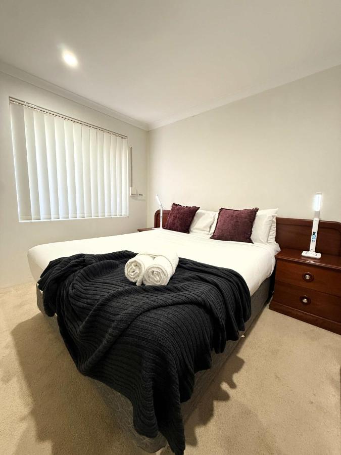4 Private 3BR Villa Near Yokine & Parking - B&B Perth