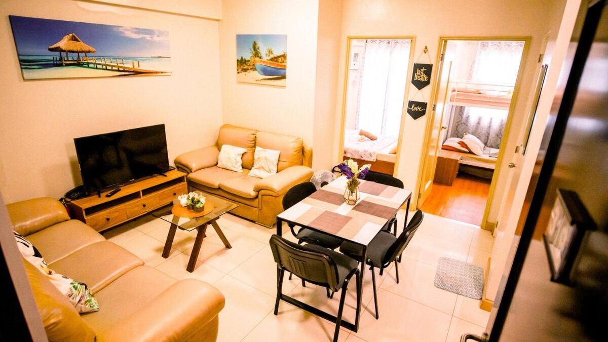 Downtown Davao Walk to Mall & Shops Pool Condo - B&B Davao City