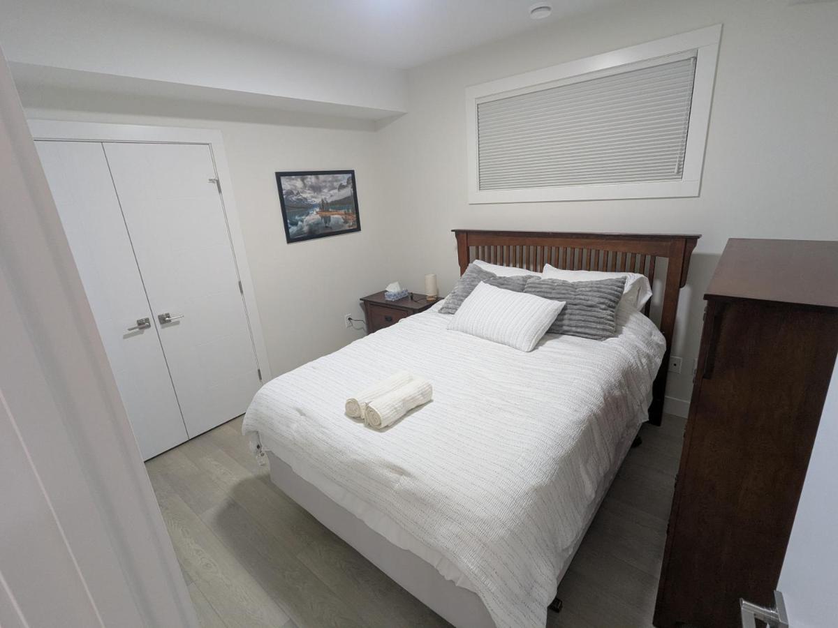 Greystone Retreat - Walk to River & Downtown - B&B Cochrane