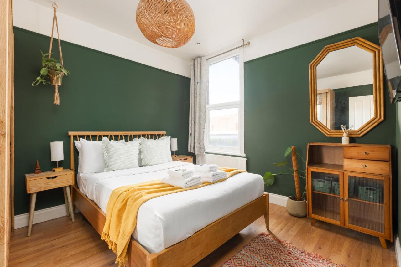 New! Spacious 3BR Split-Level Maisonette with Garden - B&B London