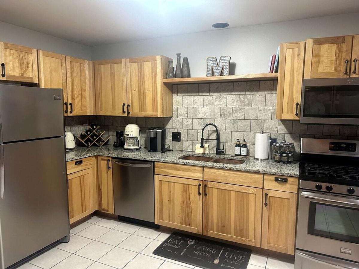 Spacious Luxury Villa Retreat with Jetted Tub, Fireplaces, Balconies, and Smart TV in North Utica, Illinois - Chambres d'hôtes Utica