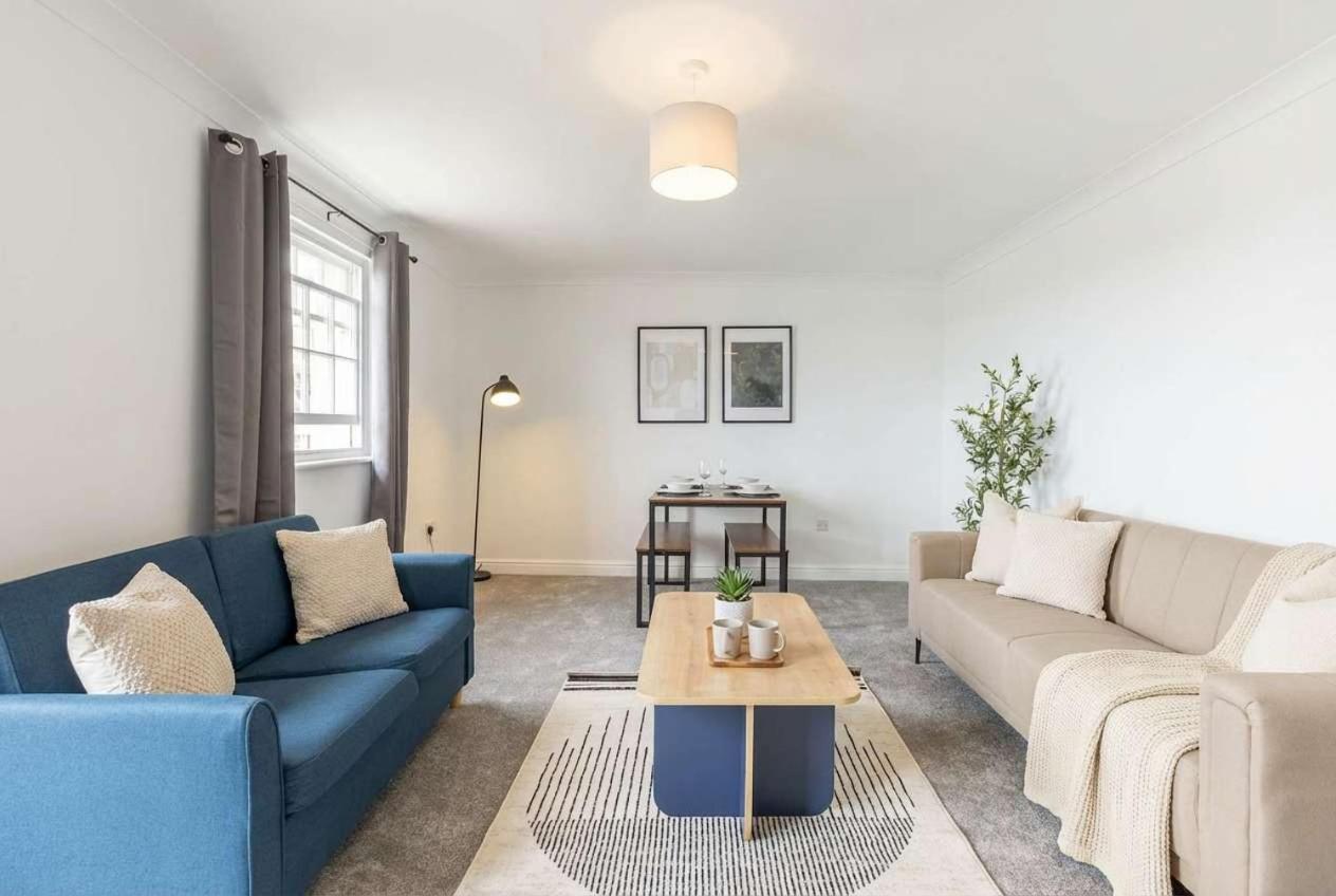 Fabulous 1 Bed Harbour-side Apartment with Balcony - Chambres d'hôtes Whitehaven