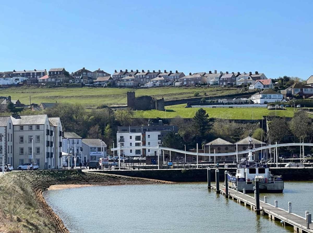 Fabulous 1 Bed Harbour-side Apartment with Balcony - Chambres d’hôtes Whitehaven