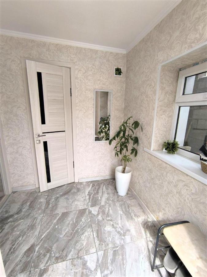 Уютный дом с садом у Филармонии- парковка на 2 авто, Wi-fi, центр - Chambres d'hôtes Bichkek