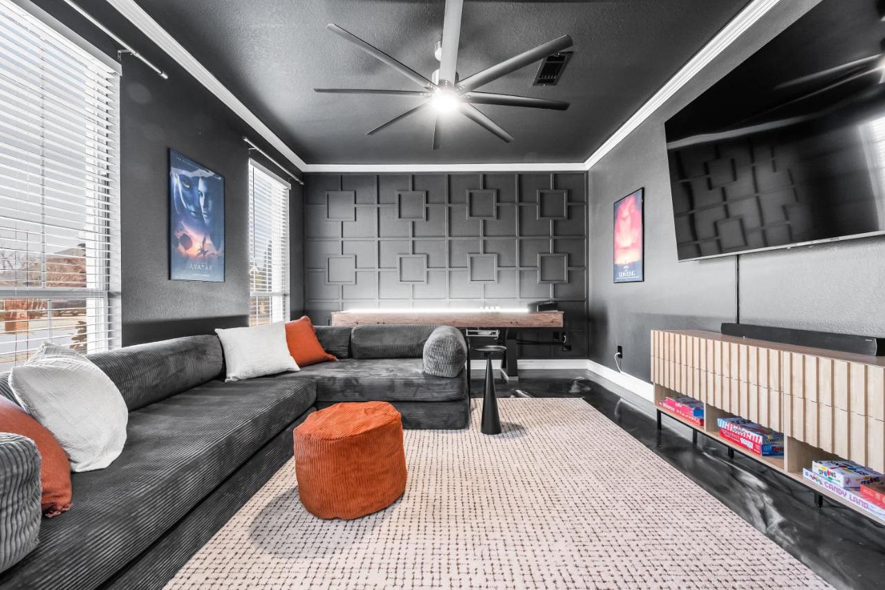 Elegant 5BR Pool House with Cinema Fire Pit and Games - Chambres d’hôtes Keller