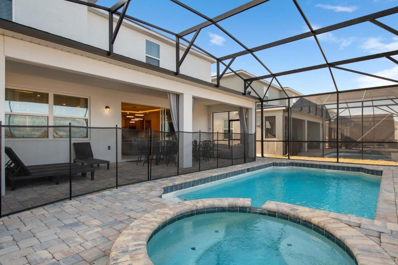 Dream 9BR House at Solara Resort - Themed Rooms, Pool, Hot Tub & Game Room! - B&B Davenport
