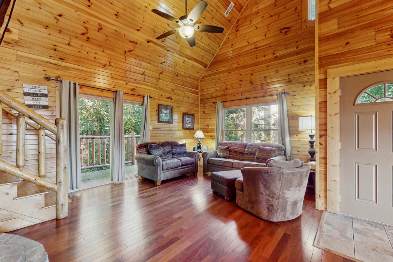 Centrally Located Cabin Sleeps 6 Pool Table - B&B Gatlinburg