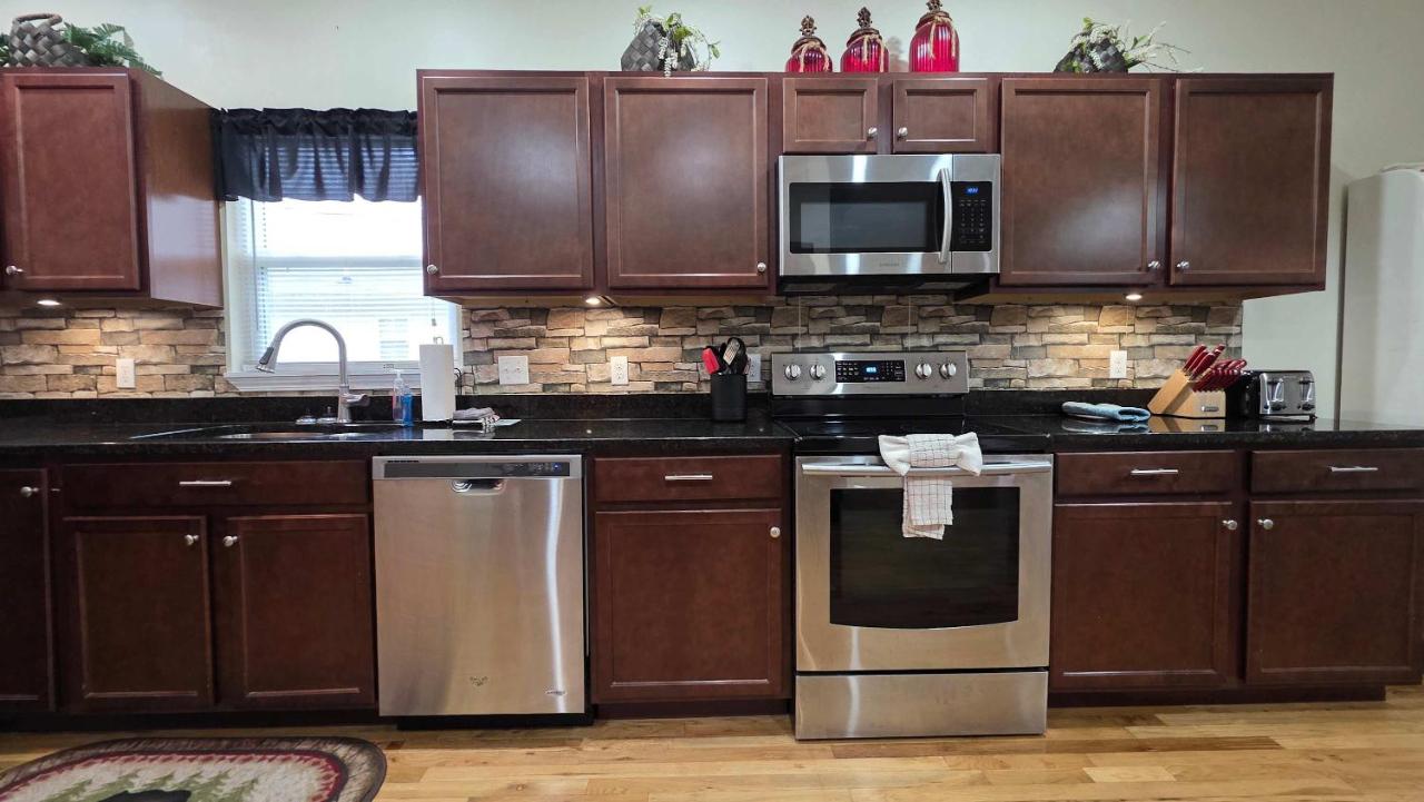 Great Location Sleeps 8 Near Parkway Hot Tub - Chambres d'hôtes Sevierville