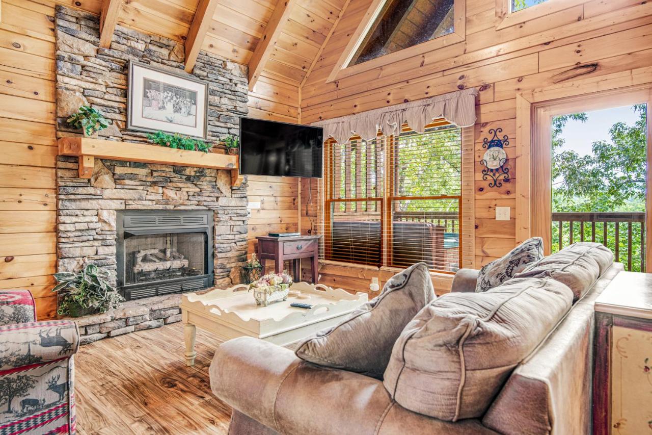 Cozy Log Cabin Sleeps 6 Hot Tub Resort Pool Views - Bed and Breakfast Pigeon Forge