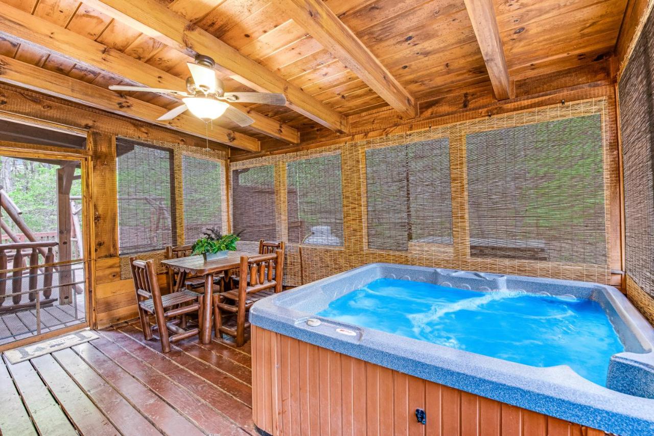 Log Cabin Sleeps 9 Hot Tub Home Theater Games - Chambres d'hôtes Sevierville