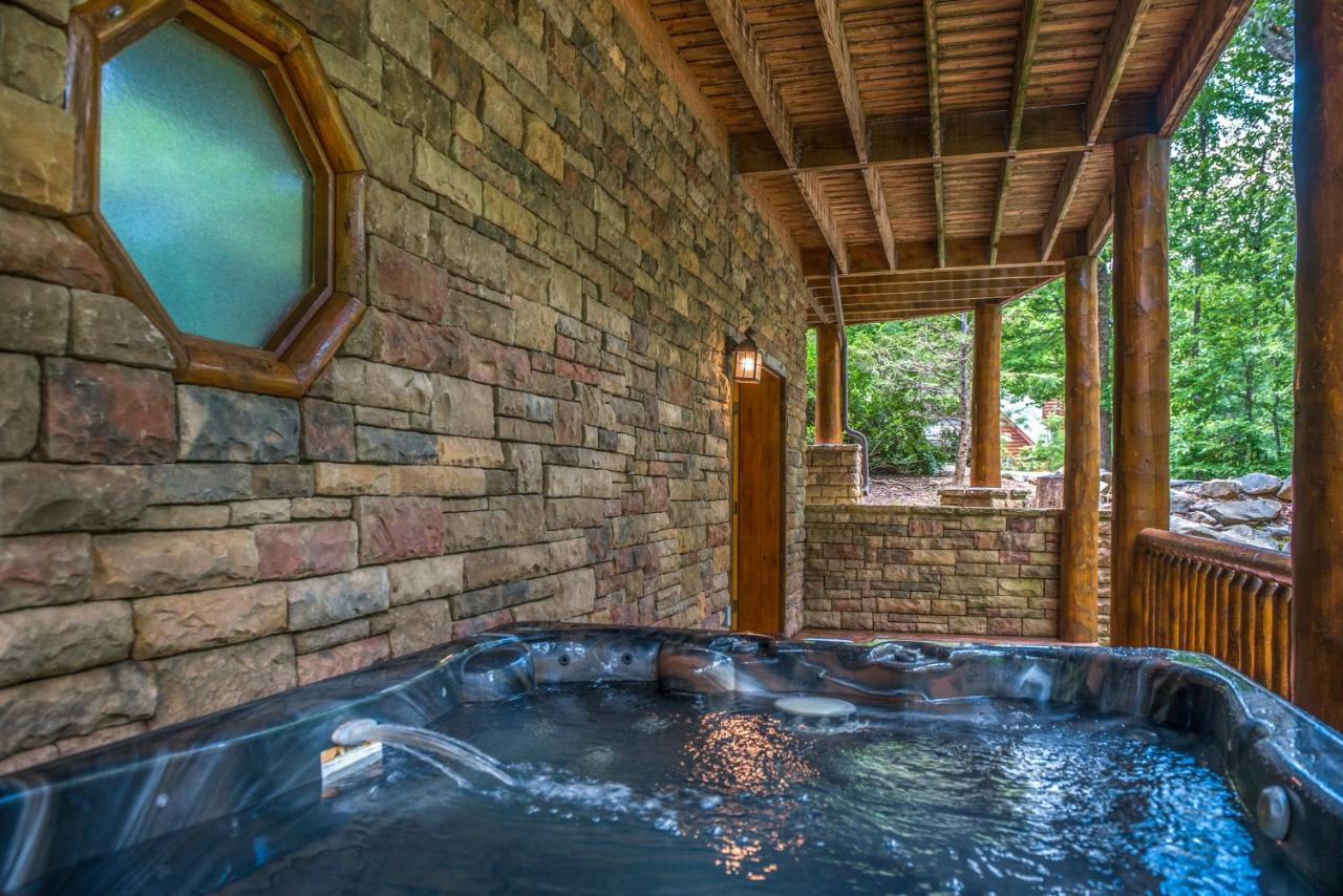 Cozy Wooden Cabin Sleeps 4 Prime Location Hot Tub - B&B Sevierville