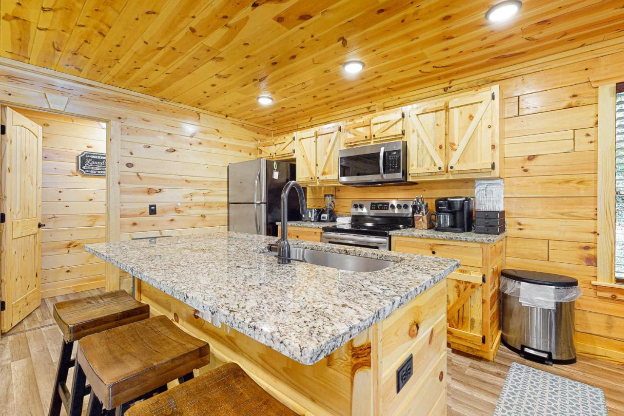 Wooded cabin with Hot Tub, Fireplaces & Furnished Deck - Chambres d'hôtes Gatlinburg