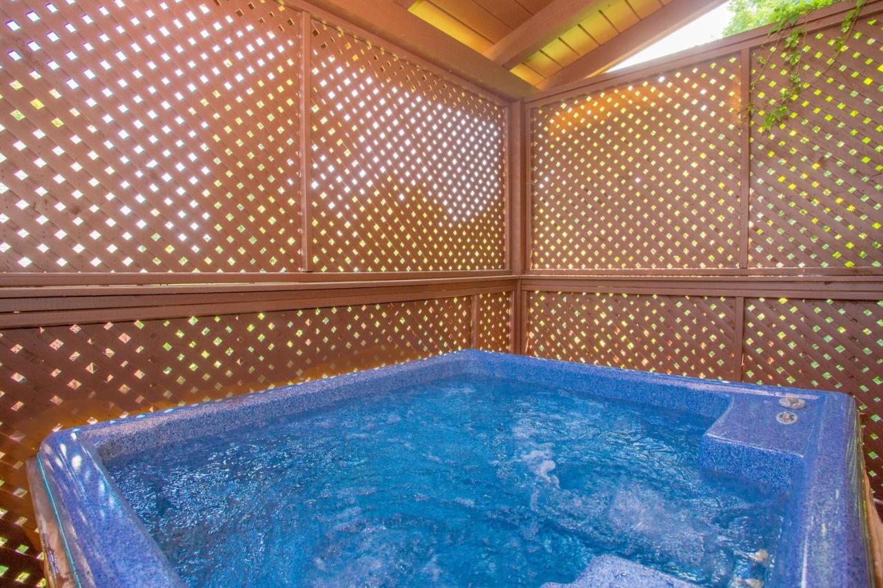 Adorable log cabin with front-back deck and hot tub - Ferienwohnung Pigeon Forge