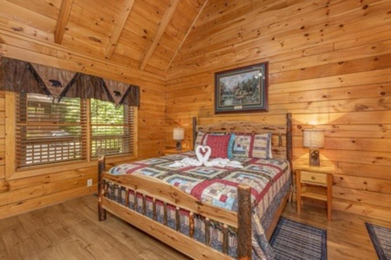 Cozy Log Cabin Sleeps 4 Hot Tub Grill Game Room - B&B Pigeon Forge