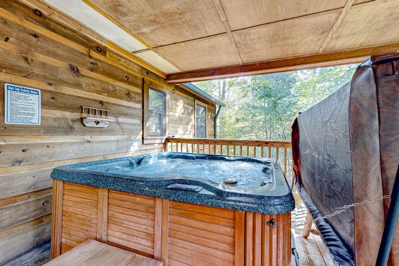 Homey Cabin W Hot Tub 2 Porches Pool Table Games - Chambres d'hôtes Pigeon Forge