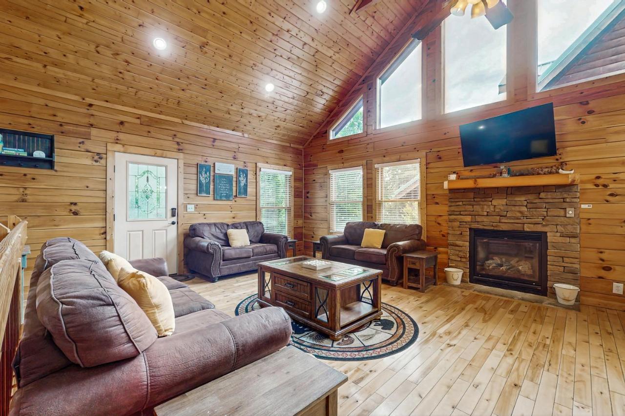 Charming Smokies Cabin Sleeps 12 Hot Tu Rec Room - Chambres d'hôtes Pigeon Forge