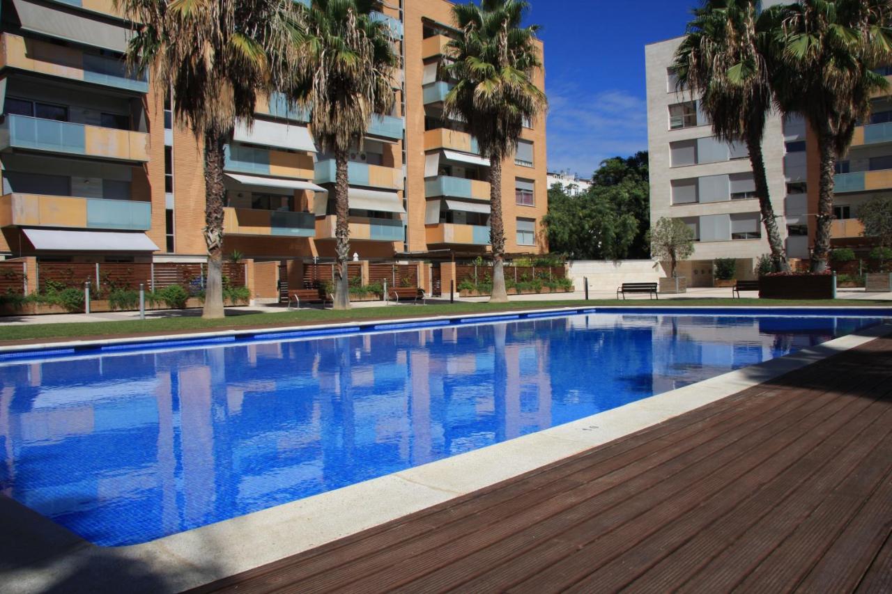 Apartment with Pool View