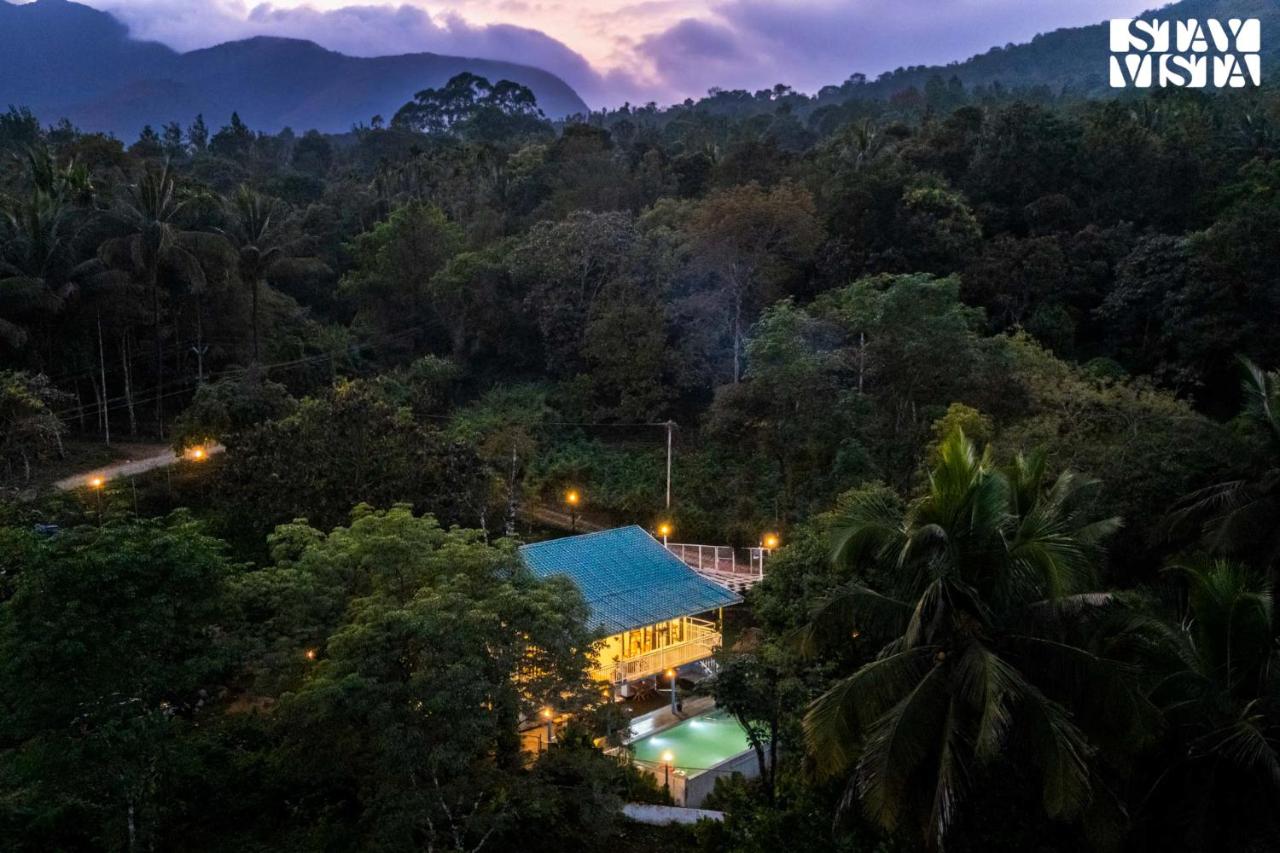 StayVista at Aradhya Villa with Infinity Pool, Lawn - Ferienwohnung Wondh